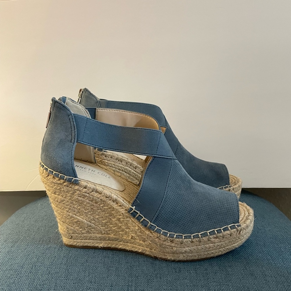 Kenneth Cole Olivia Stretch 2 Wedge Espadrilles in a size 9.5